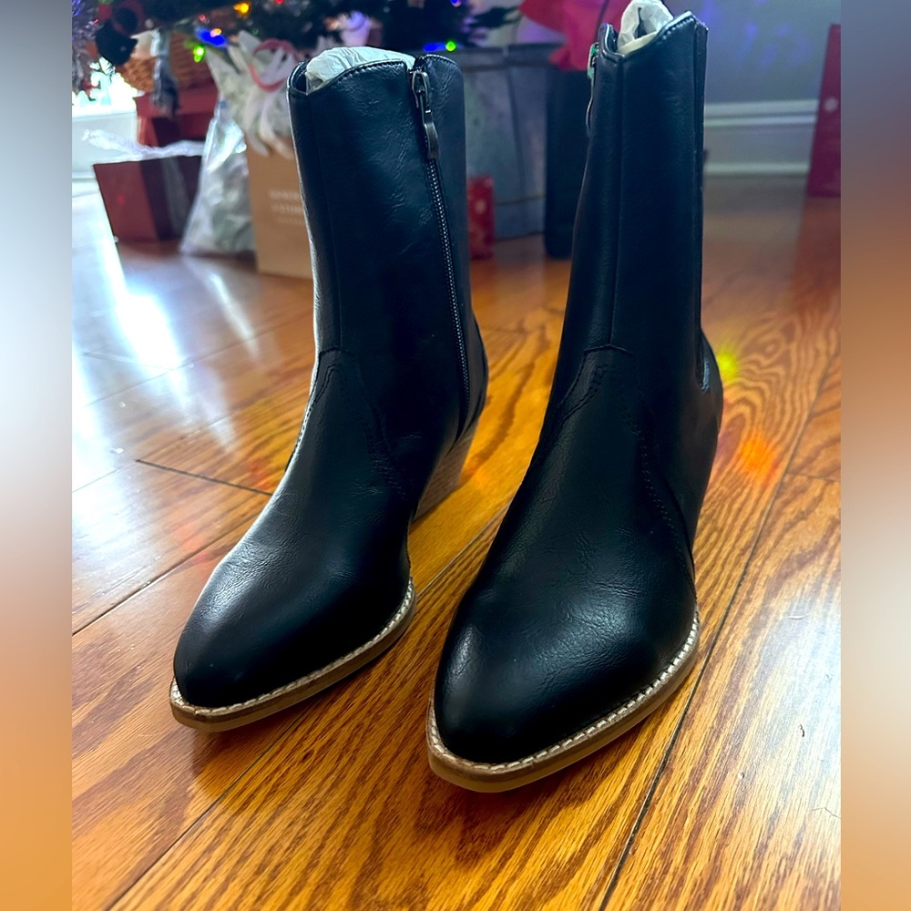 Black Fashion Boot size 6. Brand new
